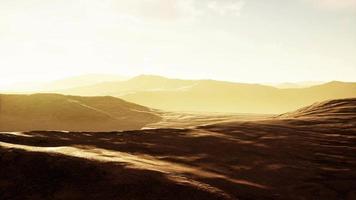 puesta de sol sobre las dunas de arena en el desierto video