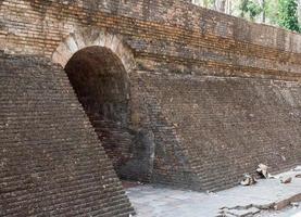 entrada del túnel de ladrillos de piedra. foto