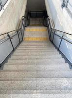 la escalera moderna con el azulejo de bloque braille del metro sky train. foto