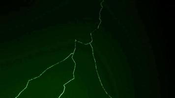 realistischer grüner blitz auf schwarzem hintergrund. video