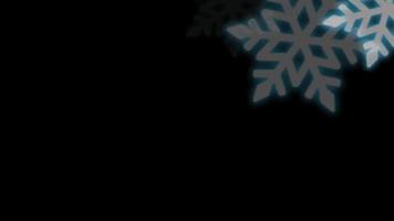 realistisches weißes schneeflockenfunkelnrahmenisolat auf schwarzem hintergrund. video