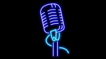 Animation blaues Mikrofon Neonlichtform isoliert auf schwarzem Hintergrund. video