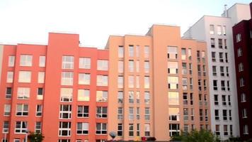 moderno edificio de apartamentos multicolor. casa cómoda para vivir. video
