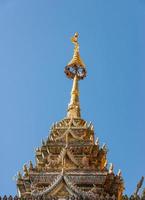 pináculo dorado de la antigua pagoda foto