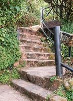 escalera de piedra con barandilla de acero. foto