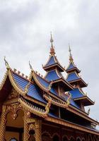 vista frontal de la entrada a la iglesia tailandesa en el templo tailandés. foto