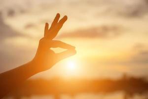 forma de manos para el sol. foto