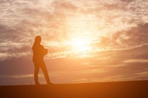 hombre en la puesta de sol foto