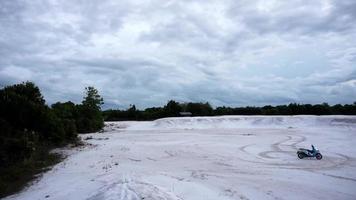 Sehen Sie die schöne Aussicht auf den Schnee von der Spitze des Hügels video