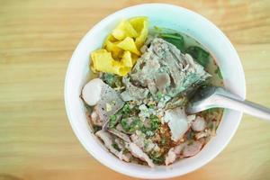 pho bo, comida vietnamita, sopa de fideos de arroz con carne de res en rodajas foto