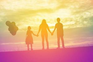 silueta de hermano y hermano, momentos de alegría del niño. en la puesta de sol de la naturaleza foto