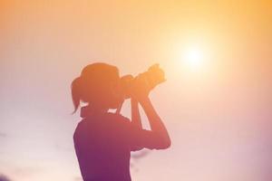 mujer fotógrafa de naturaleza con cámara digital en la montaña foto