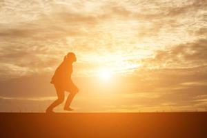 hombre en la puesta de sol foto