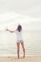 mujer en la playa foto