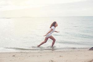 mujer en la playa foto