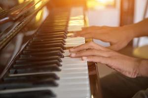 músico tocando el piano con filtro vintage. foto