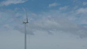 un gran molino de viento eléctrico contra el telón de fondo del cielo. video