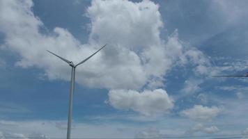 eine große elektrische Windmühle vor dem Hintergrund des Himmels. video