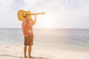 Cerca de la mano del hombre tocando la guitarra foto