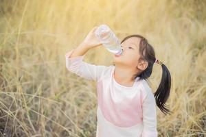 niña bebiendo agua. foto