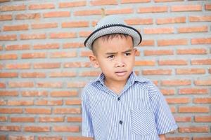 niño sumido en sus pensamientos foto