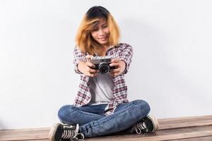 mujer joven hermosa hipster con una vieja cámara retro. foto