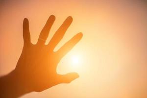 forma de manos para el sol. foto
