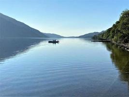 una vista de loch lomond en escocia bajo el sol de la mañana foto