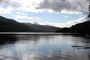 una vista de loch lomond en escocia bajo el sol de la mañana foto