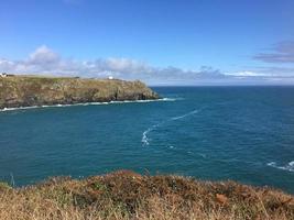 una vista de la costa de cornualles en lizard point foto