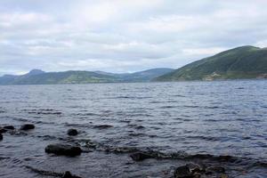 una vista del lago ness en escocia foto