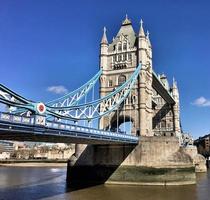 una vista del puente de la torre en londres foto