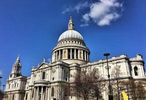 una vista de la catedral de san pablo en londres foto