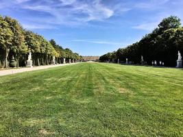 parís en francia en agosto de 2019. una vista de los jardines en el palacio de versalles en parís foto