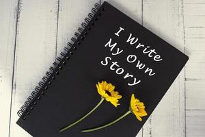 cita motivacional e inspiradora: escribo mi propia historia. foto