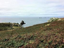 una vista de la costa de cornualles en lands end foto