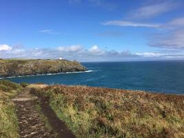 una vista de la costa de cornualles en lizard point foto