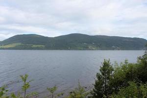 una vista del lago ness en escocia foto