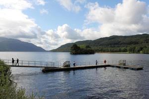 una vista de loch lomond en escocia bajo el sol de la mañana foto