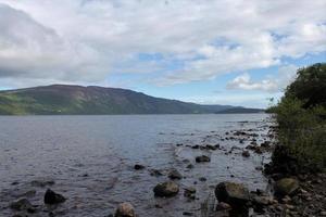 una vista del lago ness en escocia foto