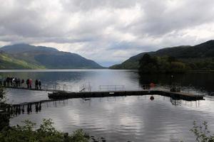 una vista de loch lomond en escocia bajo el sol de la mañana foto