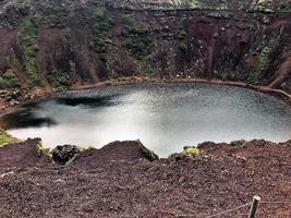 una vista del cráter kerid en islandia foto