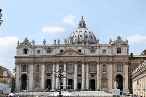 una vista de la basílica de san pedro en el vaticano foto