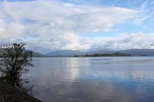 una vista de loch lomond en escocia bajo el sol de la mañana foto