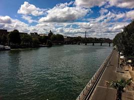 una vista de parís que muestra el río sena por la conserjería foto