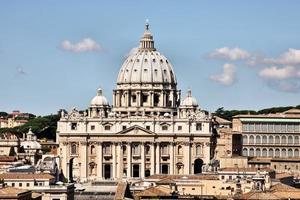 una vista de la basílica de san pedro en el vaticano foto