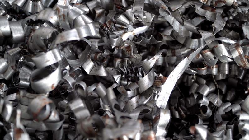 recycling van staalschrootmaterialen. aluminium spaanderafval na het machinaal bewerken van metalen onderdelen op een cnc-draaibank. close-up gedraaide spiraalvormige stalen krullen. kleine ruwheid scherpte, mogelijke korreligheid, wazige focus 7967116 Stockvideo bij Vecteezy