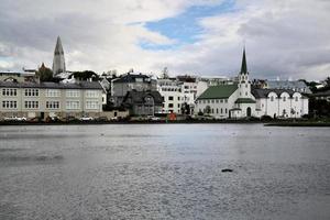 una vista de reykjavik en islandia foto