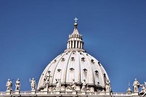 una vista de la basílica de san pedro en el vaticano foto