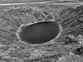 una vista del cráter kerid en islandia foto